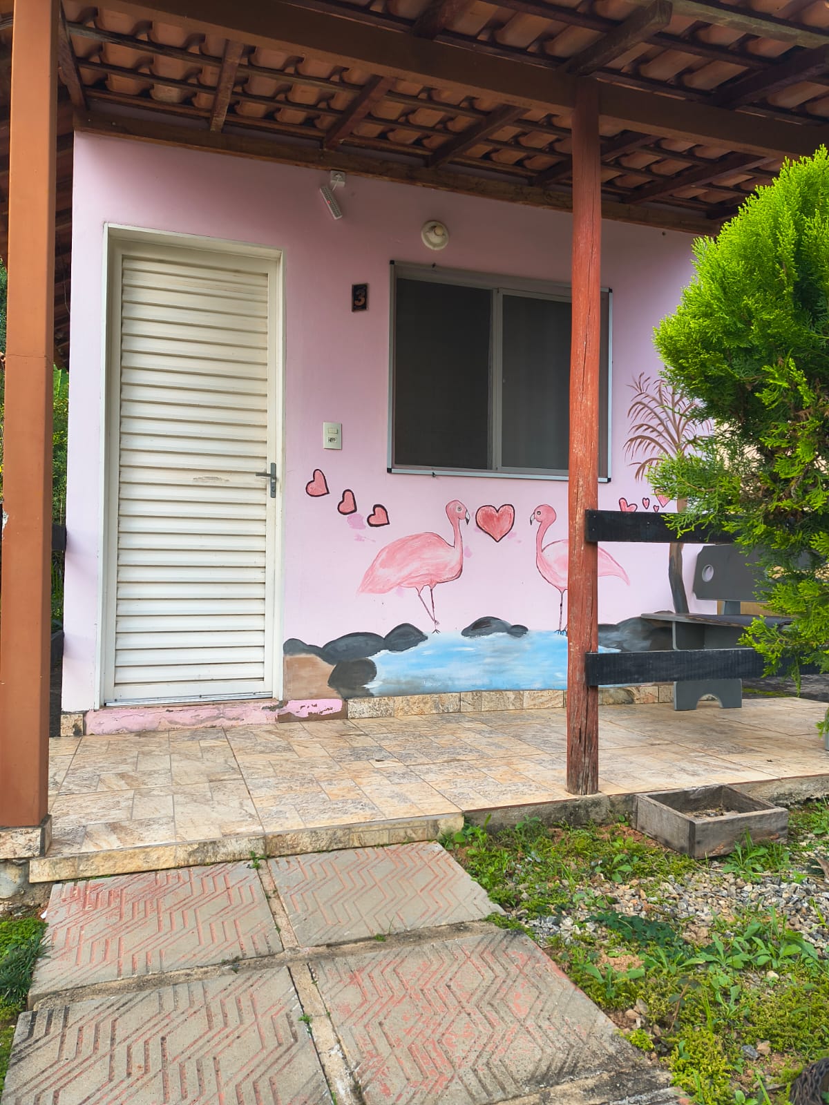Chalé rosa com flamingos