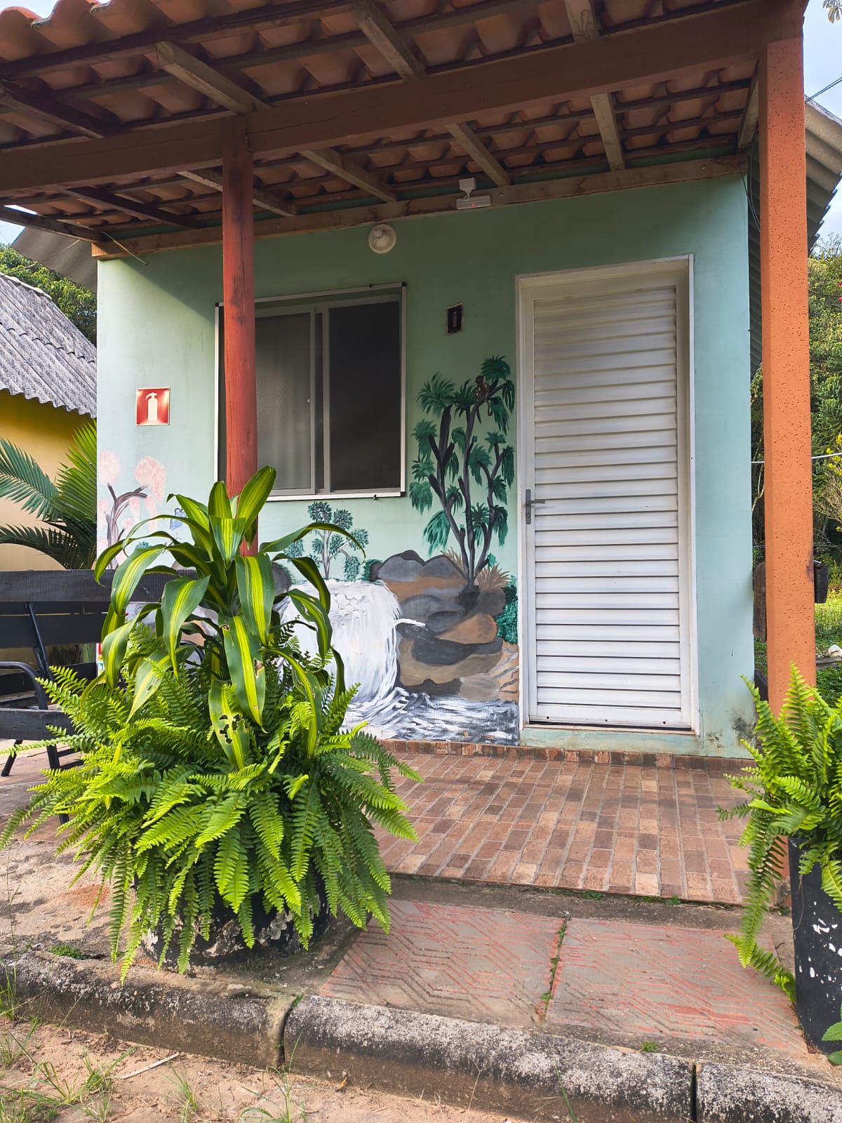 Chalé verde com cachoeira pintada